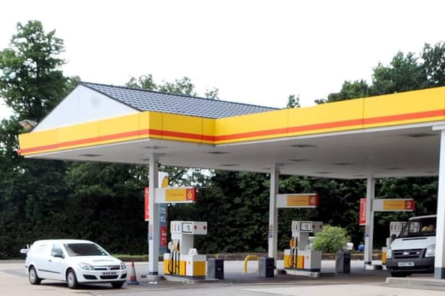 082600petrol PJ 13/6/8 (ak)
The Shell petrol station in Rowlands Castle runs out of all of its fuel on Saturday, the 2nd day of the tanker drivers strike
PICTURE: PAUL JACOBS (082600-2)