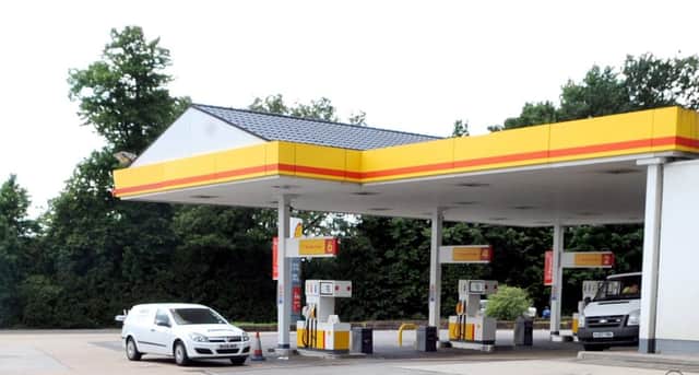 082600petrol PJ 13/6/8 (ak)
The Shell petrol station in Rowlands Castle runs out of all of its fuel on Saturday, the 2nd day of the tanker drivers strike
PICTURE: PAUL JACOBS (082600-2)