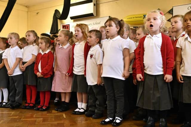 Children entertain visitors with some great singing      (171147-6)