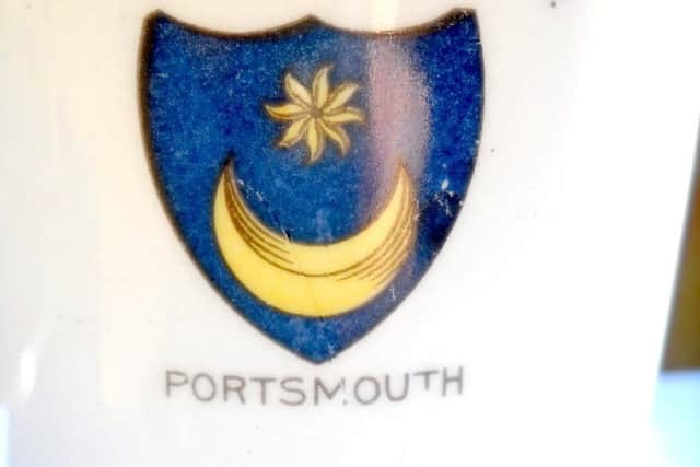 The reverse of the mug displaying the citys crest.