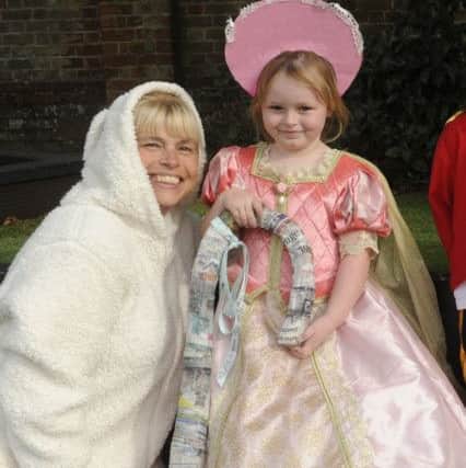 Claire Halsey as the sheep and Ava Wheeler as Bo Peep 
(171220-06)